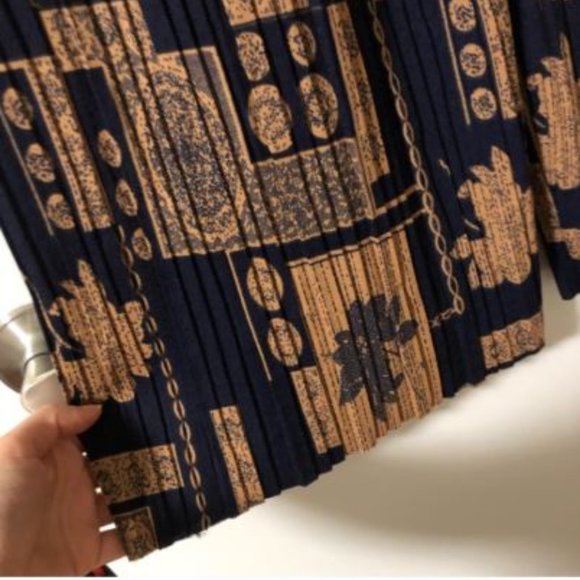 Printed Wide-Leg Pleated Pants - Picture 4 of 12